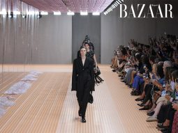 Prada Xuân Hè 2024: Dòng chảy của thủ công và kỹ thuật
