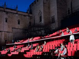Louis Vuitton Cruise 2026: Mật nghị hồng y ở Avignon, Pháp